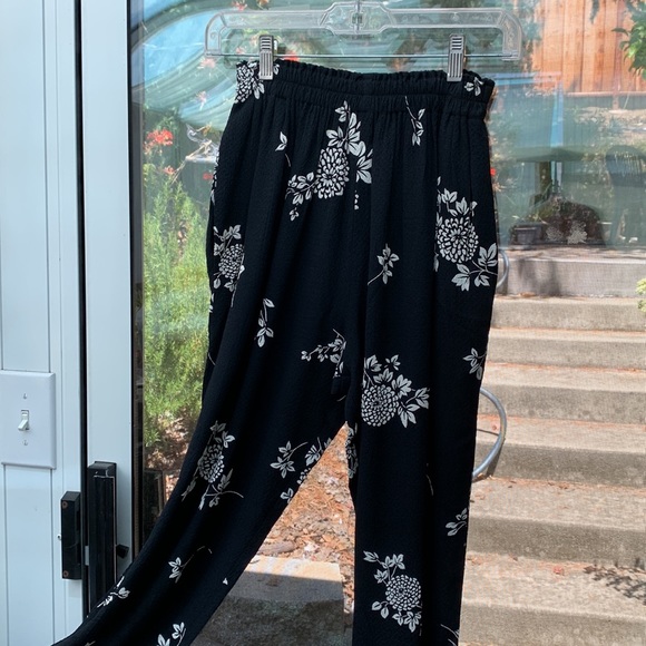 Two pieces set Top and bottom in Black and white. - Picture 5 of 7